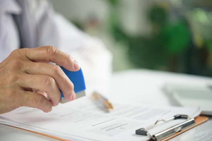 Justificativa médica para recusar vacina afasta justa causa de comissário de bordo