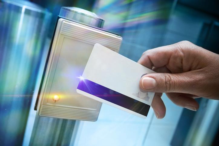 Sem apresentar cartões de ponto, banco tem de pagar horas extras a bancária “destacada”