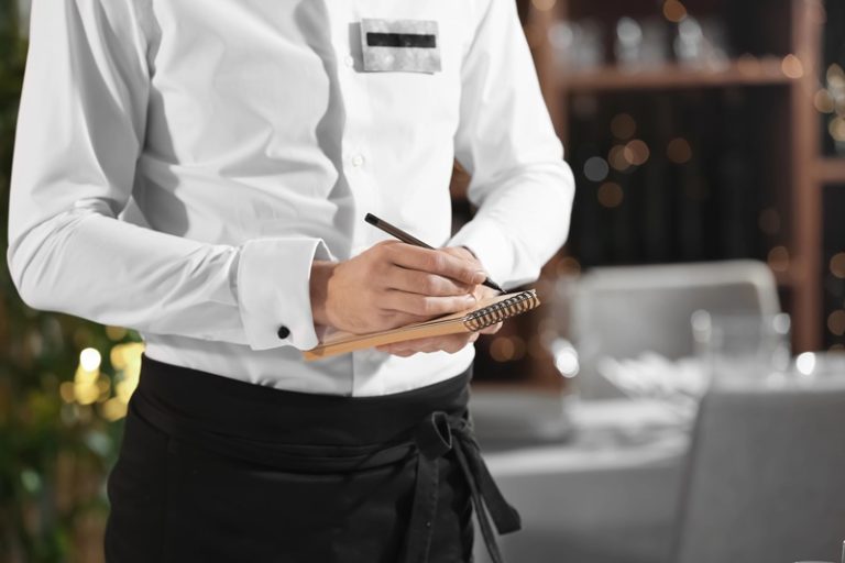Não era freelancer: garçom que trabalhava de terça a sábado em restaurante tem vínculo de emprego reconhecido