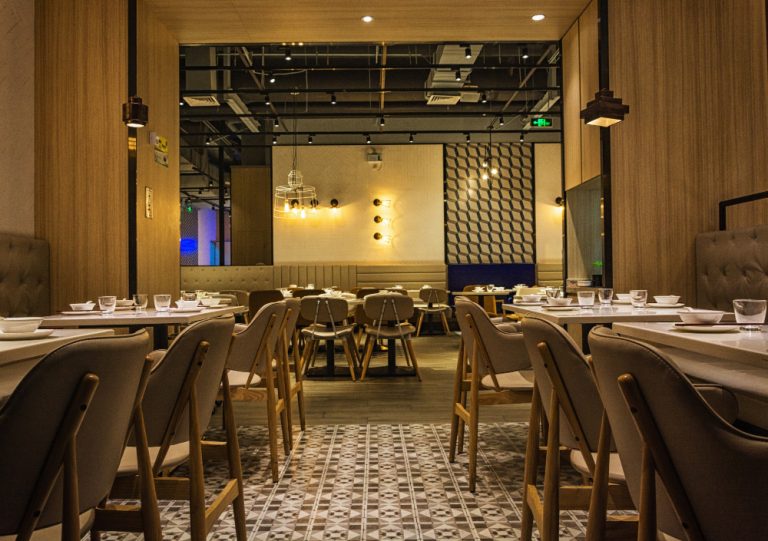 Comissão aprova proposta que obriga restaurantes a oferecerem cardápios impressos
