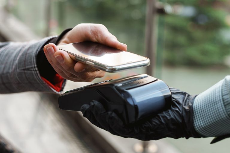 Banco é condenado a ressarcir cliente por compras feitas após furto de celular