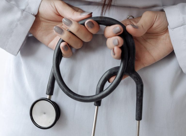 Médico não pode ser prejudicado por atraso na emissão do certificado de residência