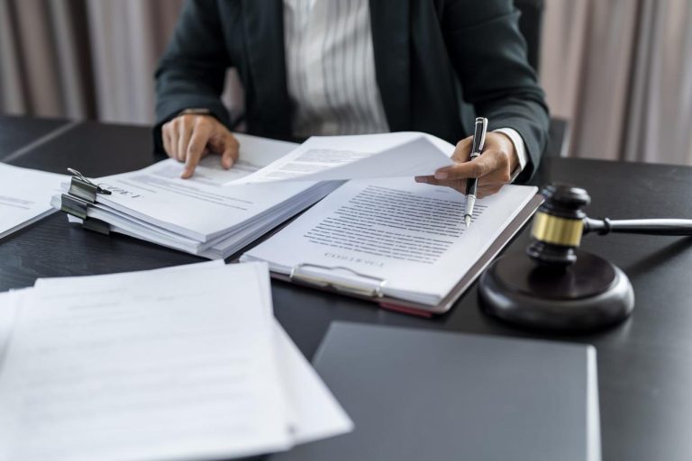 Silêncio de advogado não permite ao Judiciário avançar processo sem garantir defesa ao réu