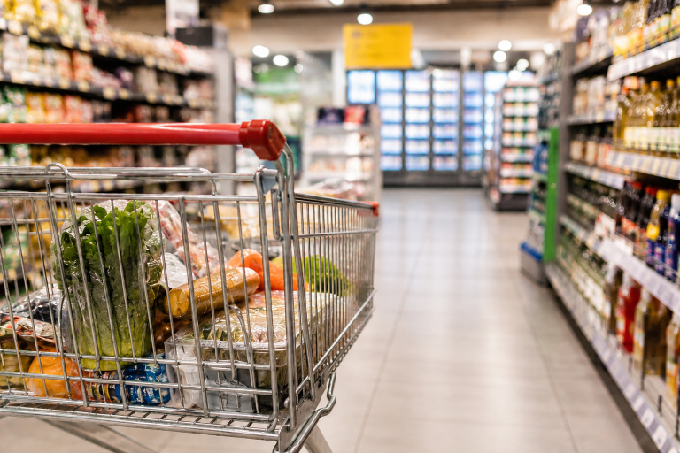 Rede de supermercados é condenada por venda de produtos impróprios ao consumo