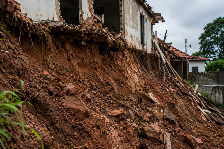 Risco de desabamento: Justiça mantém 11 imóveis interditados no bairro Aparecida, em Manaus