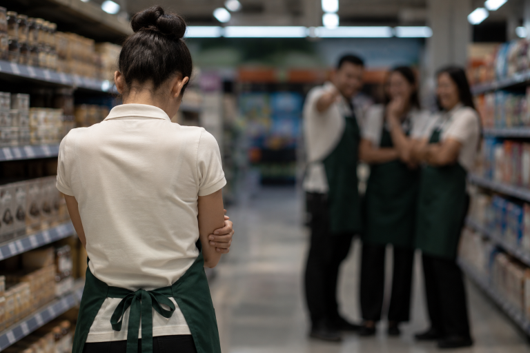 Supermercado terá de indenizar trabalhadora que sofreu homofobia e ameaças de colegas em grupo de mensagens