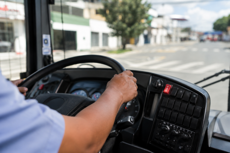 Motorista que deixou namorado sem habilitação dirigir ônibus tem justa causa mantida
