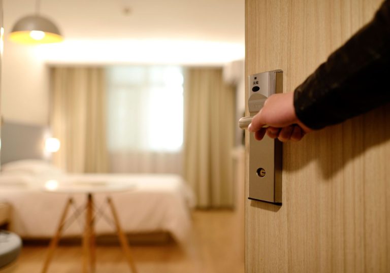 Hotel indenizará em R$ 20 mil pessoa com deficiência auditiva após discriminação em seleção de emprego