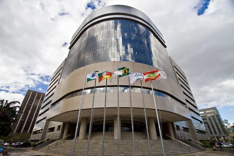 Por furto de champanhe, TRF-4 impõe perda do cargo ao juiz Eduardo Appio