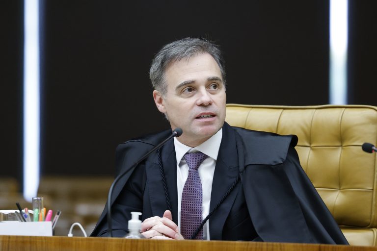 Mendonça volta a suspender multas sobre saúde mental no trabalho
