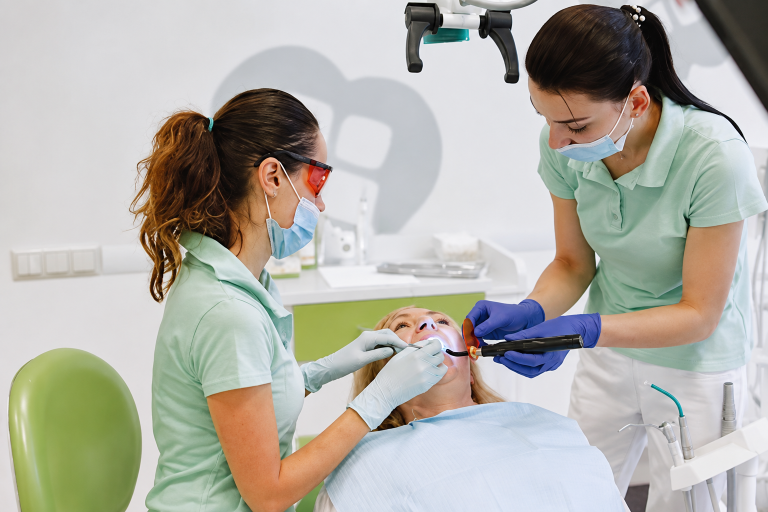 Clínica é condenada após intercorrência em tratamento odontológico