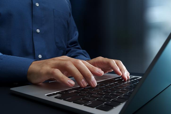 TST mantém dispensa de engenheiro que acessava sites pornográficos e assediava subordinadas