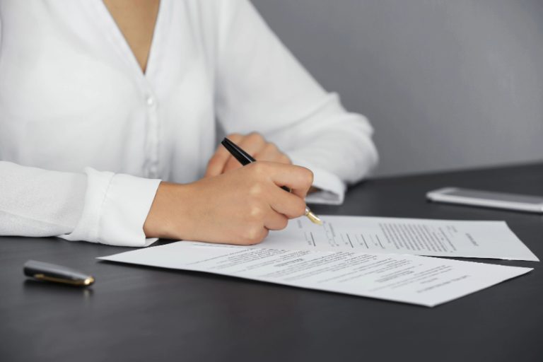 Justiça reconhece responsabilidade solidária de companheira de tabelião por dívida trabalhista