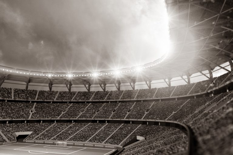 Clube de futebol indenizará torcedor atingido por placa metálica em estádio