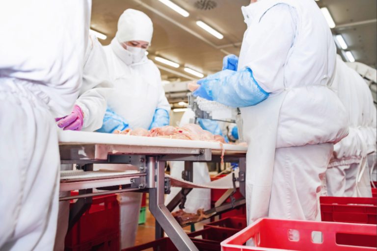 Frigorífico deve indenizar operadora de produção que desenvolveu doença por esforços repetitivos