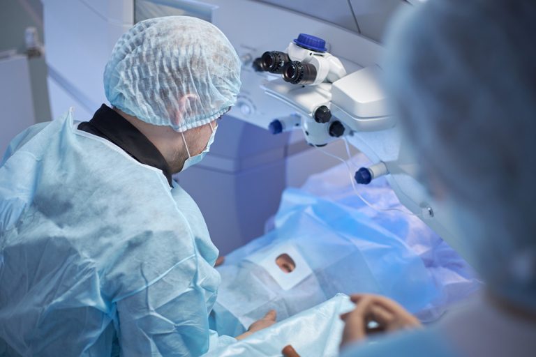 Plano de saúde deve ressarcir paciente por cirurgia de urgência no olho