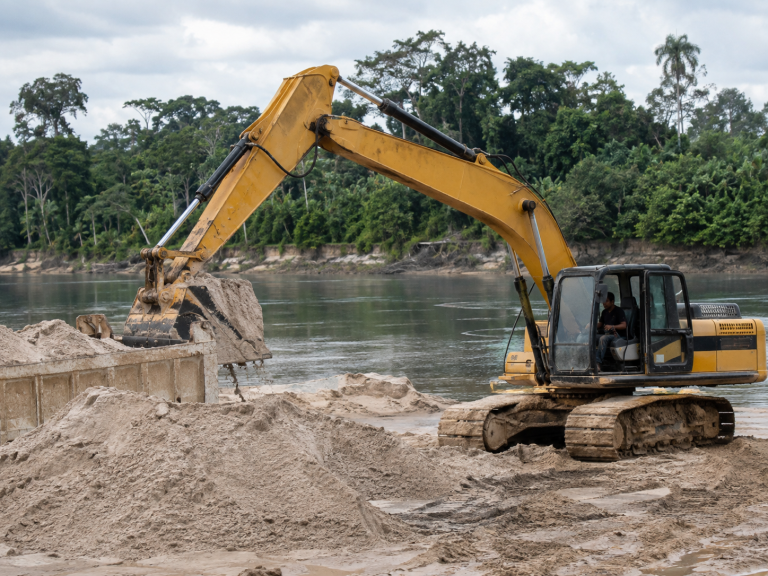 Extração irregular de areia em área particular ofende patrimônio da União