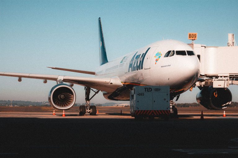 Azul é condenada a indenizar passageiro que foi obrigado a viajar três dias de barco no Amazonas