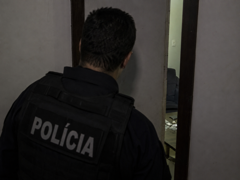 Pela fresta da porta: STJ valida entrada em casa no Amazonas após policiais avistarem droga