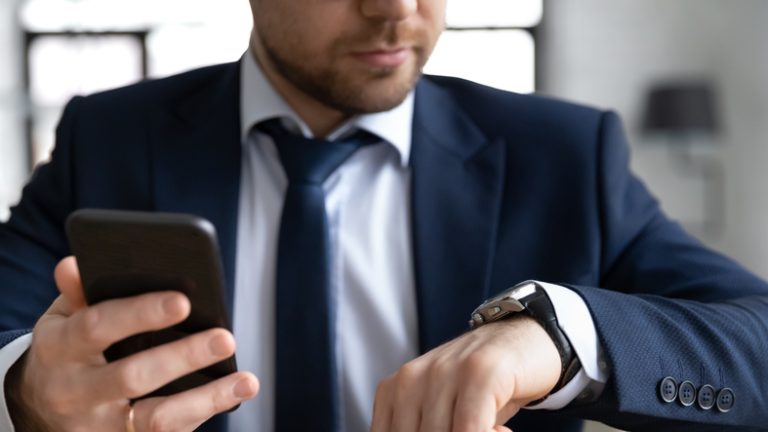 Vendedor pede horas extras e empresa o processa por concorrência desleal