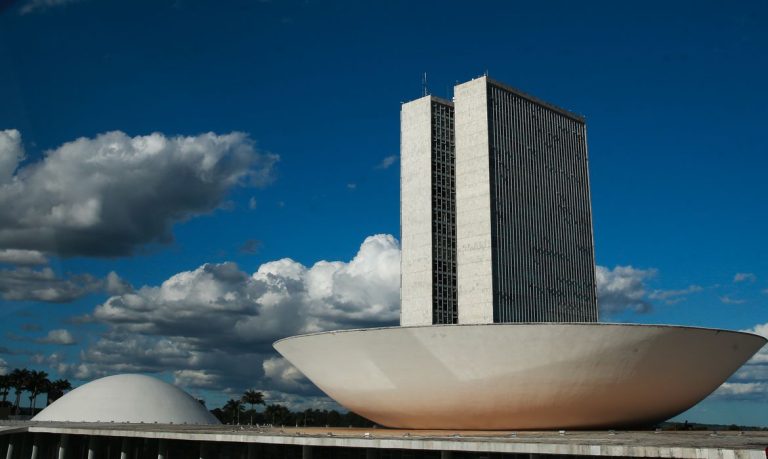 Projeto facilita acesso à Justiça gratuita para isentos de Imposto de Renda