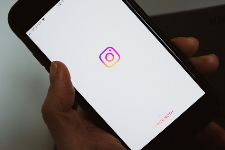 Justiça condena Instagram por bloqueio de contas sem prova de violação às regras de uso